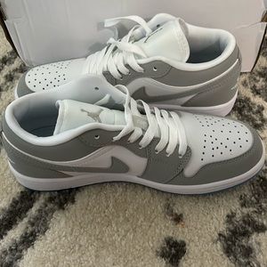 Nike air jordan 1 low brand new size 7 wolf grey